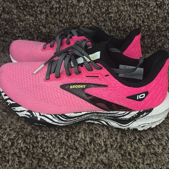 Brooks Shoes - Women’s brook sneakers
